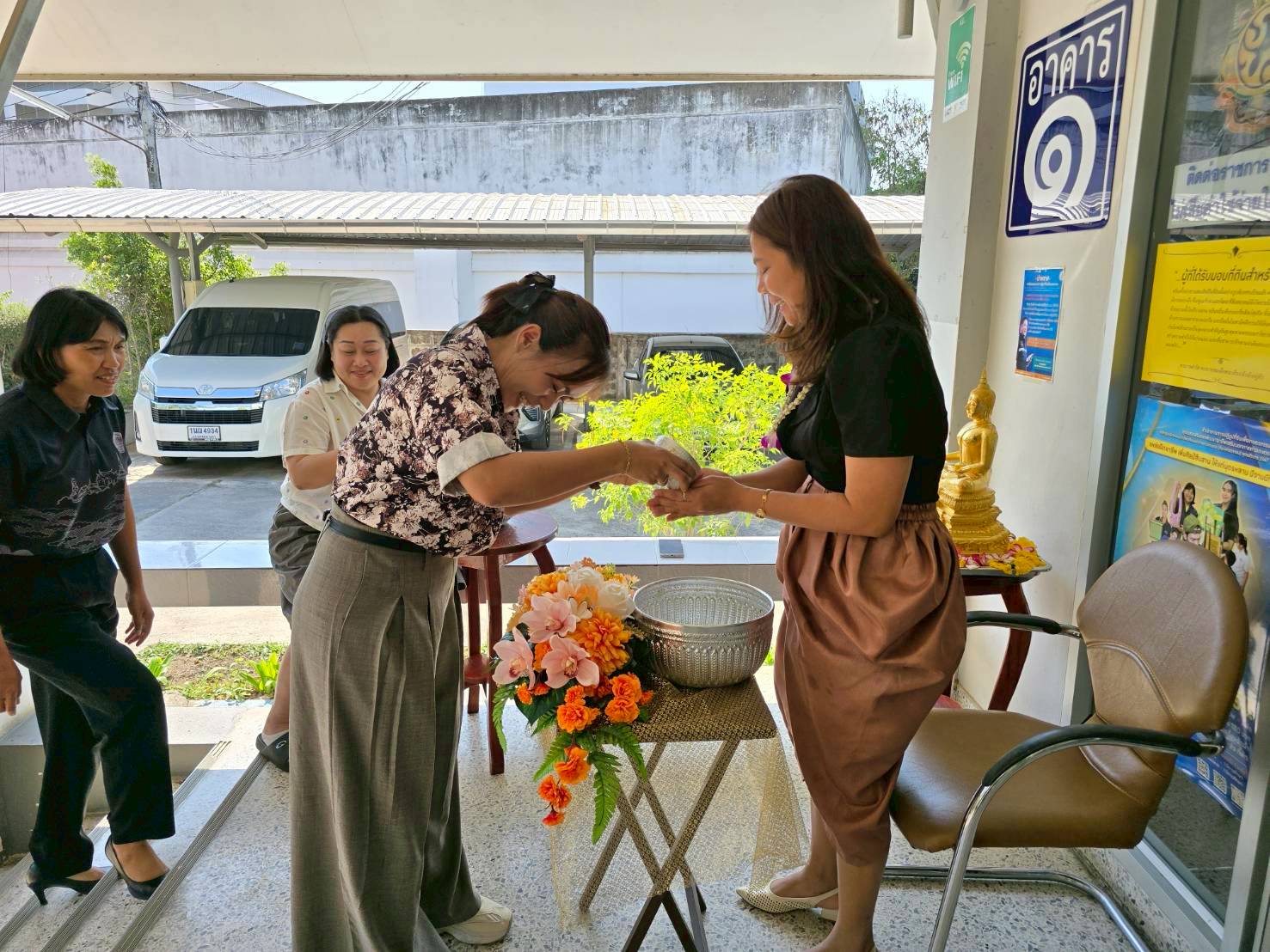 title - สำนักงานการปฏิรูปที่ดินจังหวัดเพชรบุรี ร่วมสืบสานวัฒนธรรม ประเพณีวันสงกรานต์ สรงน้ำพระและ รดน้ำขอพรปฏิรูปที่ดินจังหวัดเพชรบุรี